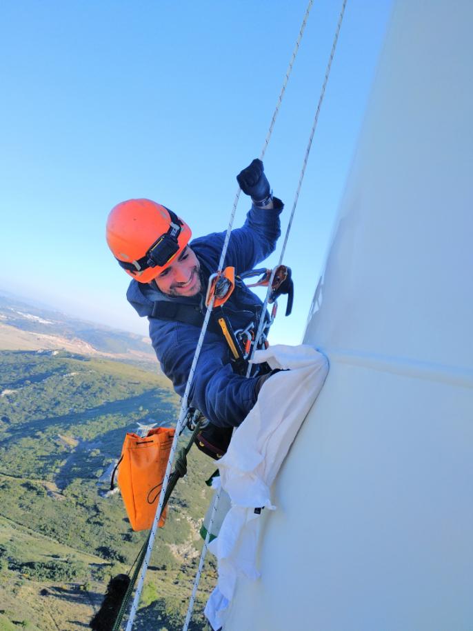 Cordiste sur Eolienne